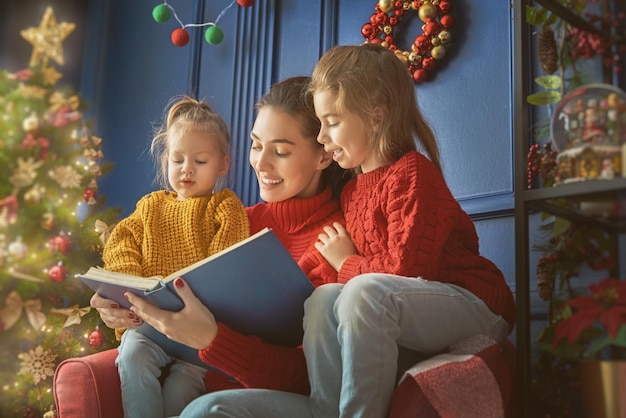 Mère lisant un livre à Noël