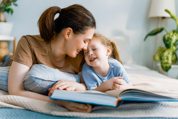 Mère lisant un livre à sa fille