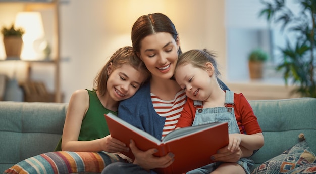 Mère lisant un livre à ses filles