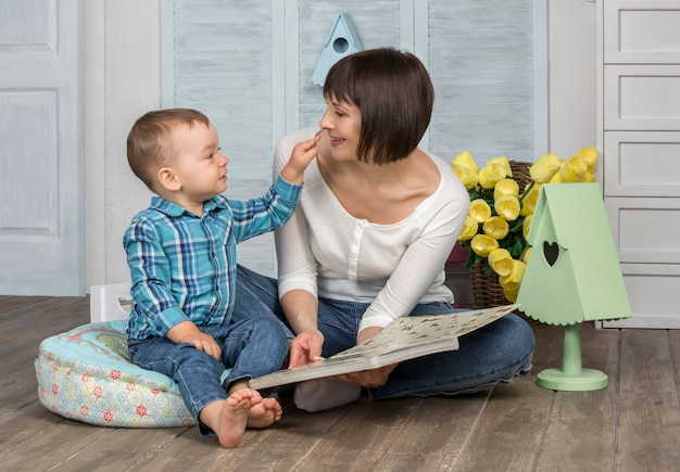 Mère lisant un livre à son bébé