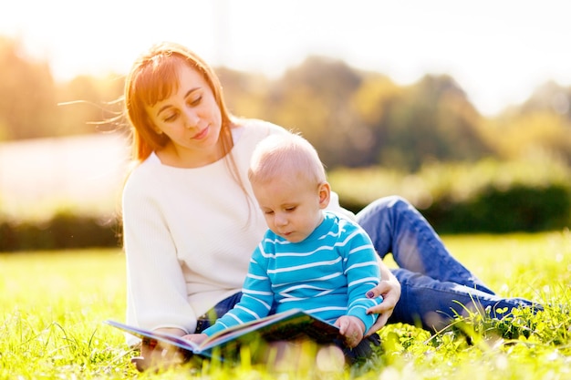 Mère avec livre de lecture de garçon