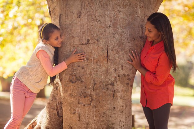 Mère ludique avec sa fille au parc