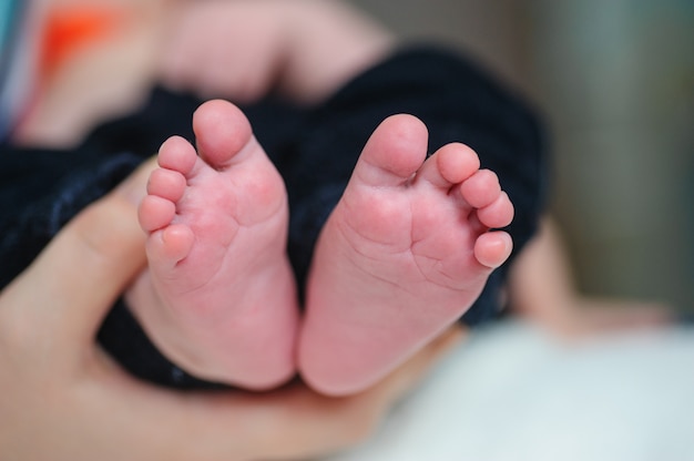 Mère, mains, bébé, pieds