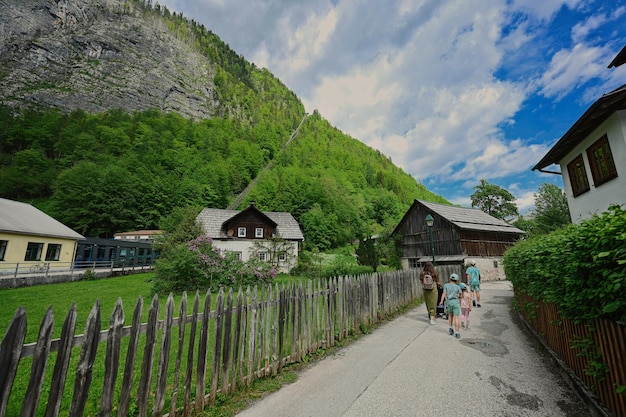 Mère marchant avec des enfants à Hallstatt Autriche