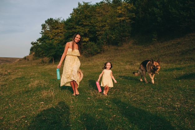 mère marcher avec sa petite fille et leur chien