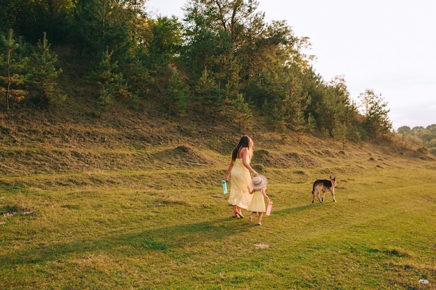 mère marcher avec sa petite fille et leur chien