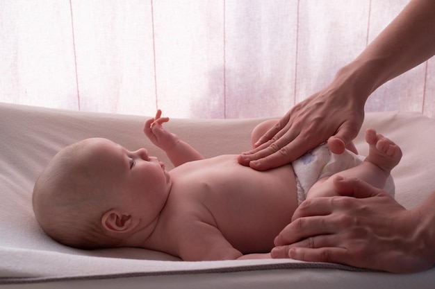 Mère massant son ventre d'enfant à la maison