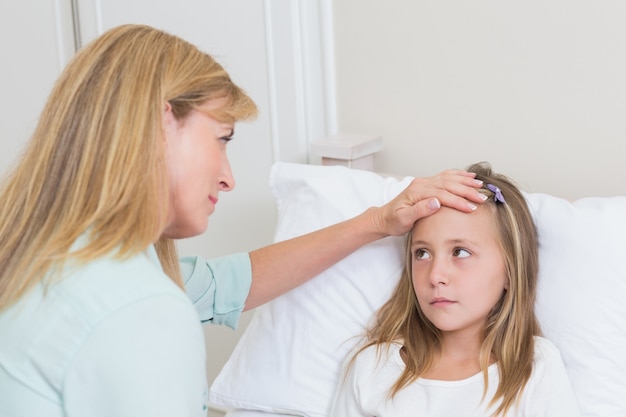 Mère mesurant la température de ses filles