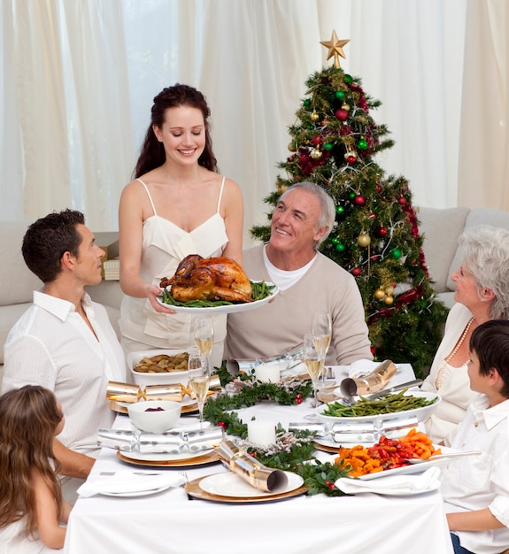 Mère montrant la Turquie à sa famille pour Noël