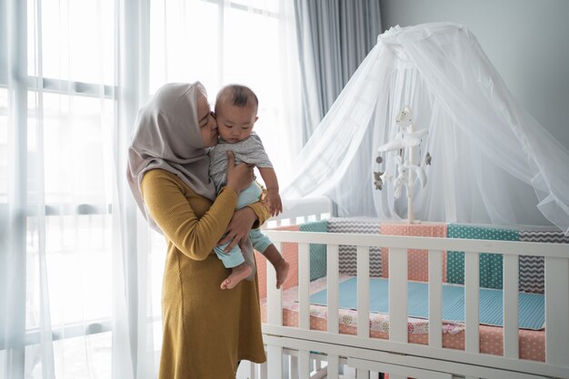 Une mère musulmane joue avec son enfant