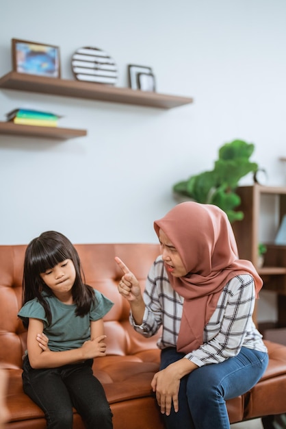 Une mère musulmane réprimande la discipline de son enfant