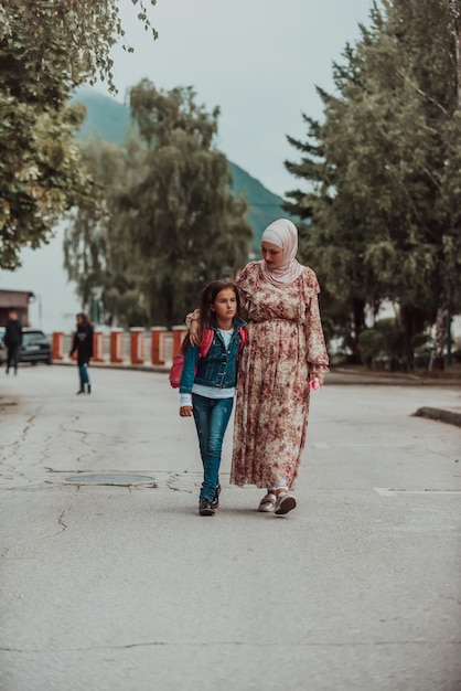 Une mère musulmane revient de l'école avec sa fille Mise au point sélective Photo de haute qualité