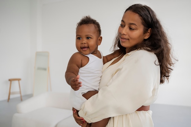 Photo mère noire prenant soin de son enfant