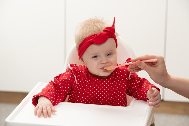 Mère nourrir bébé avec une cuillère