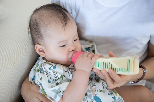 Mère nourrir son bébé avec du lait