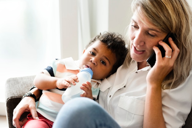 Mère nourrit son bébé au téléphone