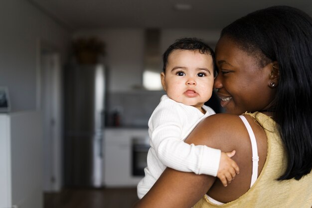 Photo mère passant du temps avec son enfant bien-aimé