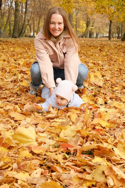 Mère passe du temps avec sa fille dans le parc d'automne