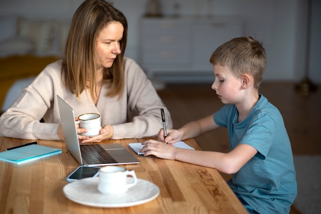 Photo mère passe du temps avec son enfant