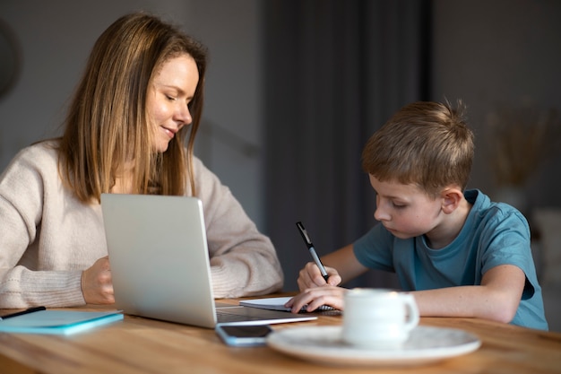 Photo mère passe du temps avec son enfant