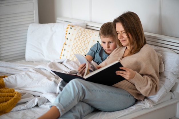 Photo mère passe du temps avec son enfant