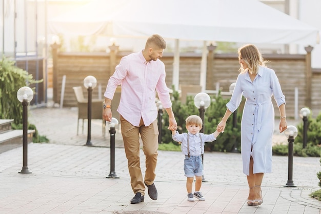 Mère père et enfant fille s'amusant à l'extérieur