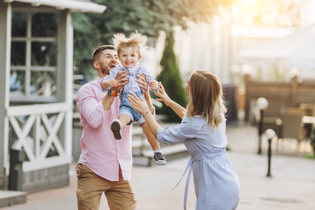 Mère père et enfant fille s'amusant à l'extérieur