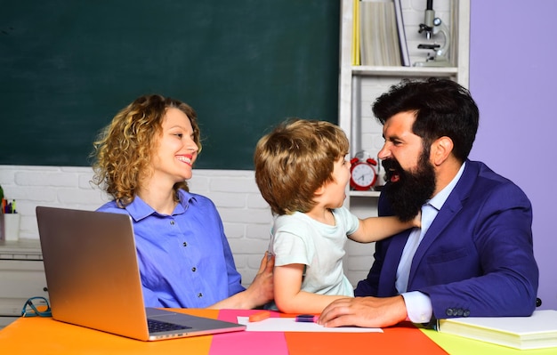 Mère père et fils ensemble retour à l'école et enseignement à domicile prêt à étudier l'école