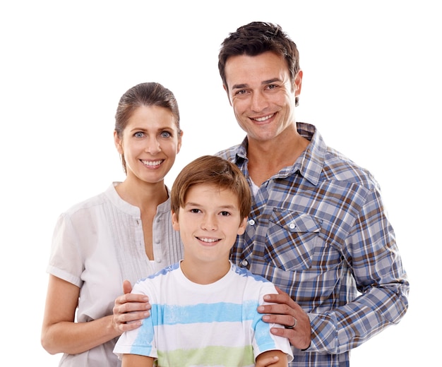 Mère père et fils en studio portrait avec sourire soin et étreindre avec amour par fond blanc Personne famille et parents avec enfant garçon et heureux ensemble avec la connexion à la mode