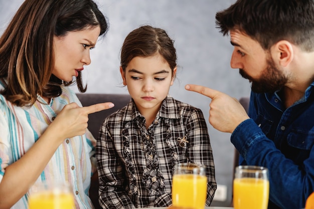 Mère et père grondant leur fille.