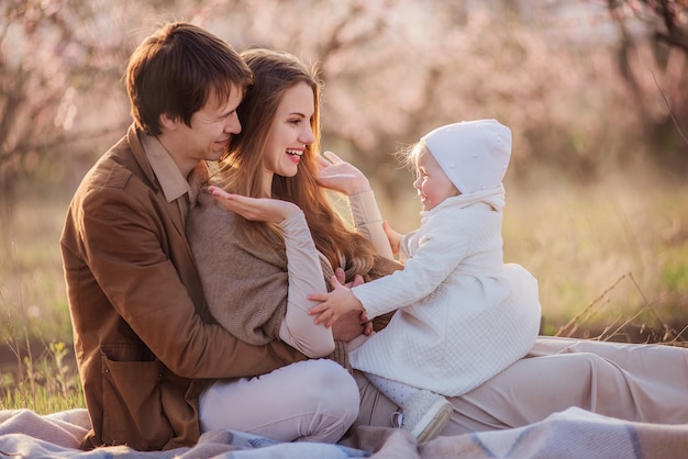 Mère et père jouent avec leur petite fille