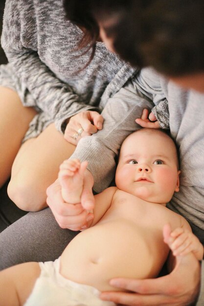 Une mère et un père avec leur petit bébé