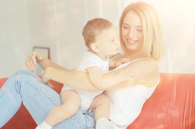 mère avec un petit enfant en bas âge / mère de deux familles et maternité de l'enfant, santé avec bonheur