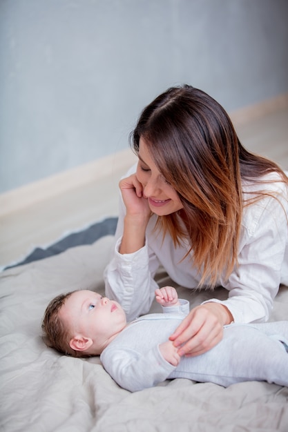 Mère et un petit enfant couché sur le lit