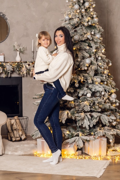 Mère et petit enfant s'amusant et jouant ensemble à la maison.