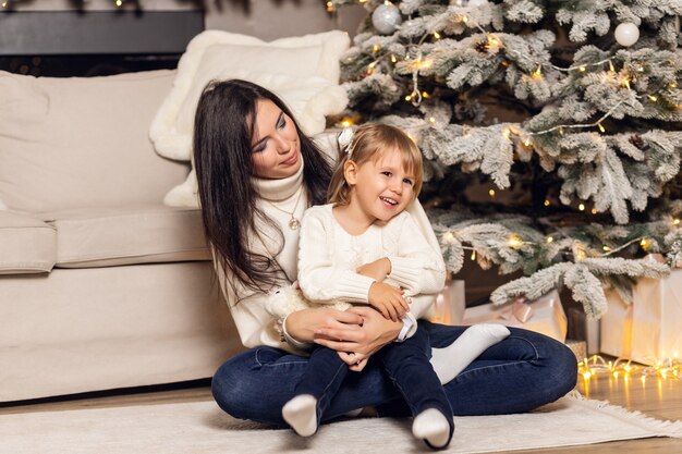 Mère et petit enfant s'amusant et jouant ensemble à la maison.