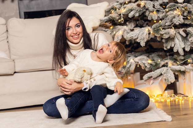 Mère et petit enfant s'amusant et jouant ensemble à la maison.