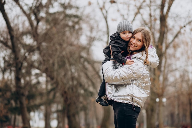 Mère avec petit fils ensemble dans le parc d'automne