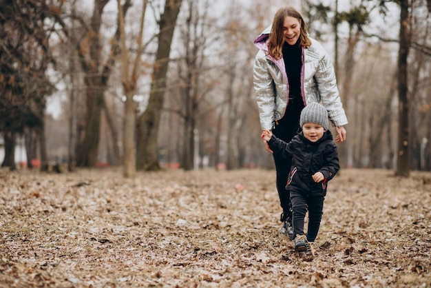 Mère avec petit fils ensemble dans le parc d'automne