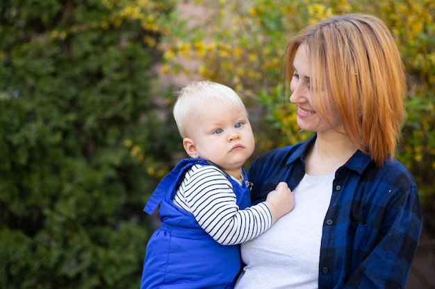 Mère avec petit fils jouant dans le parc sur fond vert