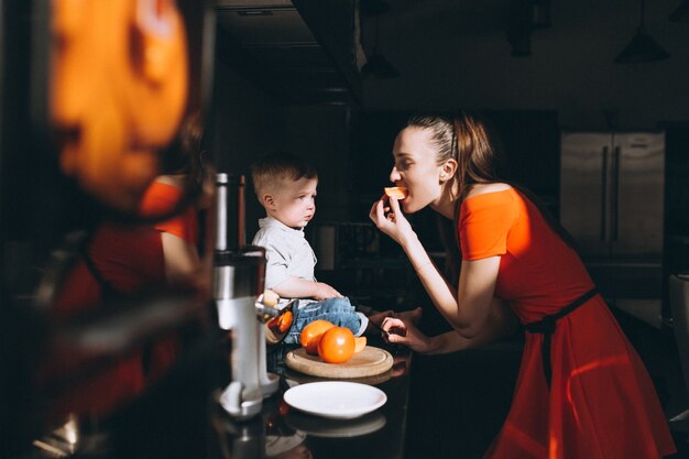 Mère avec petit fils en train de cuisiner