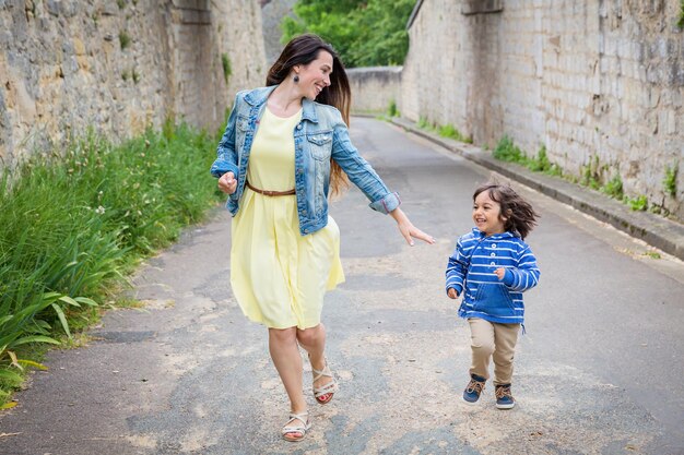 Mère et petit garçon beau bébé oriental jouant en plein air dans la vieille ville