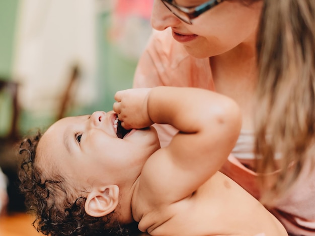 Photo mère et petit garçon diversifiés se liant à la maison