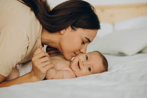 Mère avec petite fille allongée sur le lit