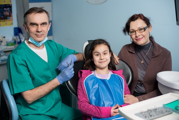 Mère et petite fille au bureau du dentiste