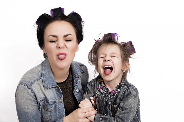 Photo mère et petite fille en bigoudis