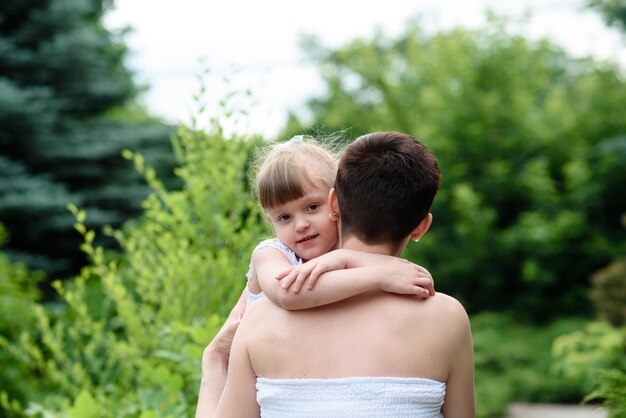 Mère avec petite fille et fils aîné sur la marche en plein air