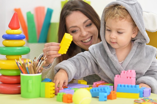 Mère avec petite fille jouant avec le constructeur