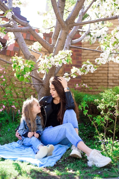 Mère et petite fille jouant ensemble dans le parc