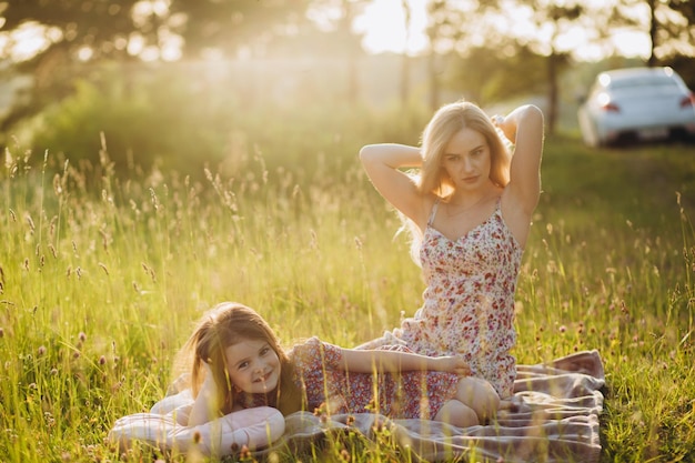 Mère et petite fille jouant ensemble dans un parc